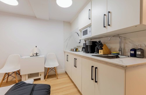 Cote-Des-Neiges—Notre-Dame-De-Grace Apartment | Modern studio w/patio/parking/BBQ