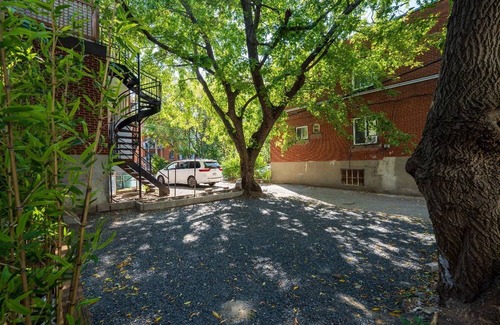 Cote-Des-Neiges—Notre-Dame-De-Grace Apartment | Modern studio w/patio/parking/BBQ