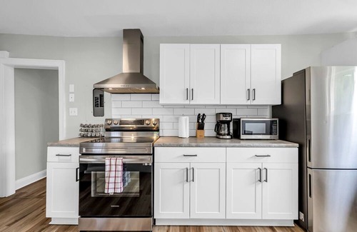 Cornwall Apartment | Bright 1-BR APT, Prime Location 5