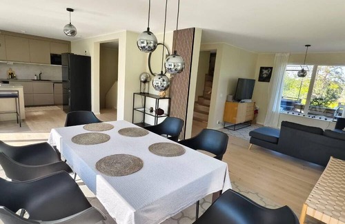 Ingaro Villa | Lake retreat for 11 - enjoy jacuzzi & nature