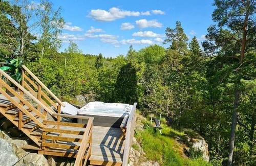 Ingaro Villa | Lake retreat for 11 - enjoy jacuzzi & nature
