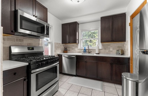 Royal Oak House | Sams Place: Western Vibe Blocks from DT RO