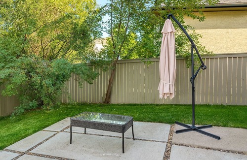 Signal Hill House | Modern 4BR Home with Garage, Fireplace & Backyard