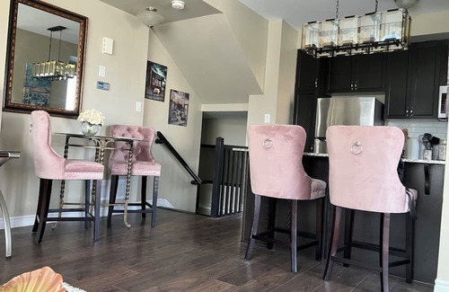 Ottawa Division Apartment | Elegant 2 bdrm Home w/King Bed & free parking