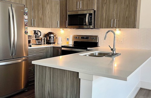 Connaught Apartment | Cozy Room | Private Bath | AC | Gym| Downtown Core