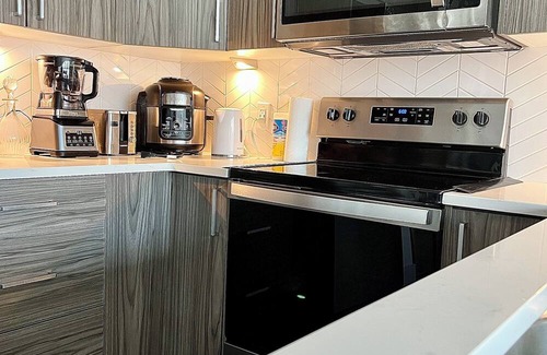 Connaught Apartment | Cozy Room | Private Bath | AC | Gym| Downtown Core