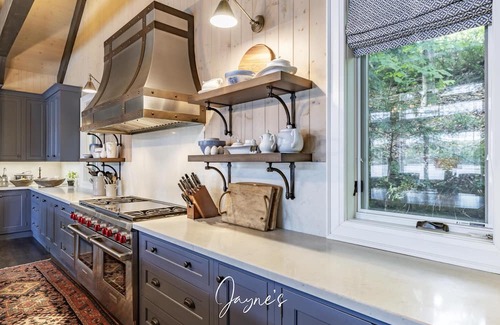 Seguin Cottage | Stunning 5 bed 6 bath cottage on Lake Joseph with Boathouse