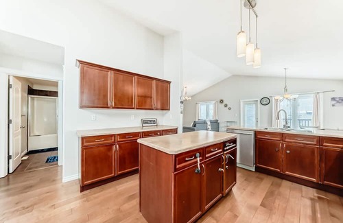 Northwest Edmonton House | Gorgeous home in Newcastle; close to many amenities