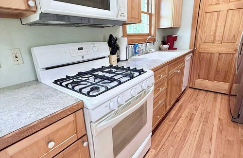 Williamsburg Apartment | 2 Ensuite Apartment w/Garage Dogs OK