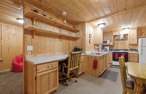 Galena House | Smart TV with Roku I King bed I 10mins to Polaris