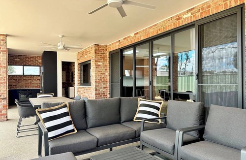 Moama House | Emmylou Escape - Sleeps 16