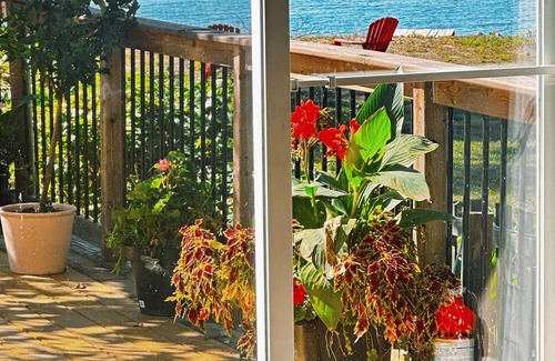 Amherstburg House | Winter Getaway-River Ice View+Free Wine + Firwood