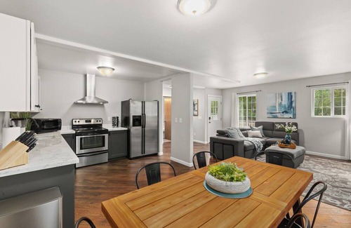 Echo Lake House | Furnished 3BR/2.5BA Duplex Home with Garage & Office in Snohomish, WA!