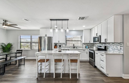 Holiday Lakes West House | Coastal Family Retreat – Pool, Fire Pit & Fun!