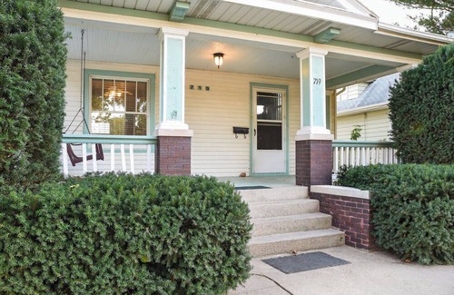 Dahlman House | Historic Omaha Manor DT Near Zoo + Pool Table