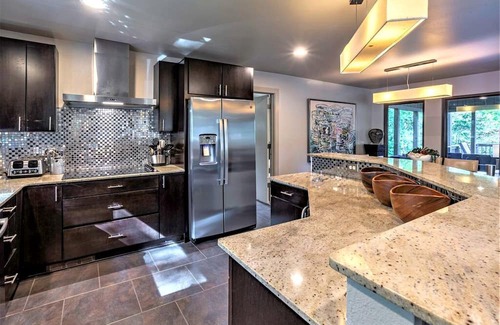 Mid America Cabin | Lakefront Luxury: Private Water Front Vacation Rental with Views Near Hot Springs, AR