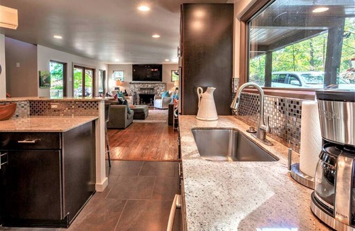 Mid America Cabin | Lakefront Luxury: Private Water Front Vacation Rental with Views Near Hot Springs, AR