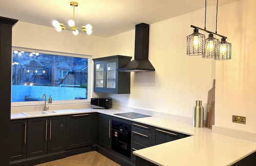 Neath House | Luxury Neath Center Stay | Discounts on Long Stays