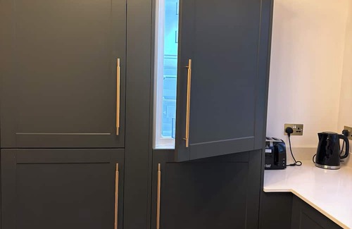 Neath House | Luxury Neath Center Stay | Discounts on Long Stays