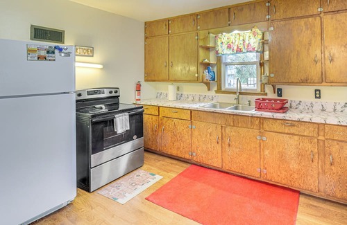 Gary House | Walk to Restaurant & Bar: Home w/Deck in Gary