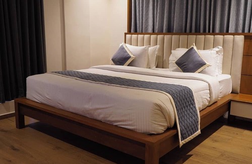 Mahe Hotel | Ritz Avenue luxuary Hotel: 5 -Starsuites, Downtown Oasis w/Pool