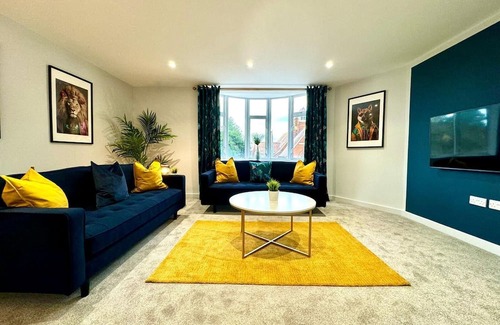 Westbourne Apartment | Modern 6BR | 12 Beds | Near Beach | Sleeps 20