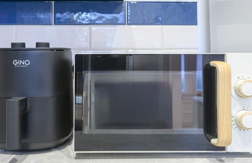 Leeds House | Pass the Keys | Spacious Holiday Home in Vinery Place + Parking