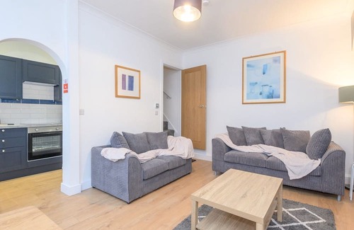 Leeds House | Pass the Keys | Spacious Holiday Home in Vinery Place + Parking