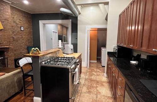 Albany Apartment | Bright Studio w/Patio in Walkable City Center