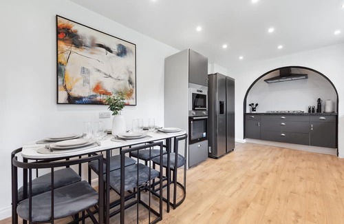 Staines House | Luxury 6-Bedroom Home with Playground & Gym