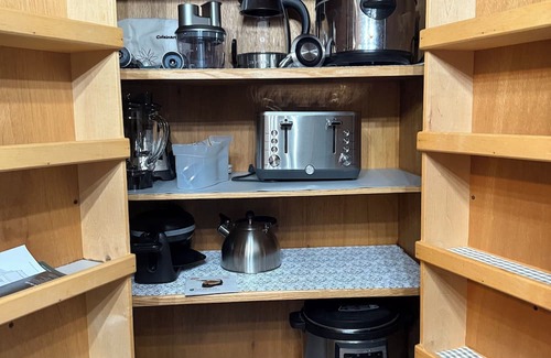 Commerce Township House | Lakeside 3 bedroom retreat with game room, hot tub and kayaks