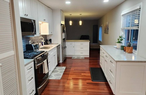 Woodridge House | Charming 4-bedroom house near expressways and trains