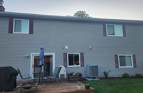 Woodridge House | Charming 4-bedroom house near expressways and trains