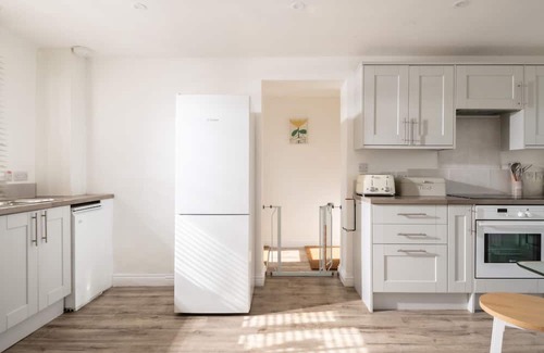 Blandford Forum Apartment | HAMBLEDON HILL COTTAGE - UNIQUE STAY | SLEEPS 6 | PETS ALLOWED | HOT TUB | BBQ | PATIO | WI-FI