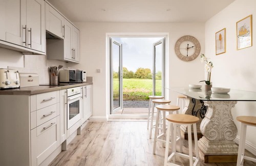 Blandford Forum Apartment | HAMBLEDON HILL COTTAGE - UNIQUE STAY | SLEEPS 6 | PETS ALLOWED | HOT TUB | BBQ | PATIO | WI-FI