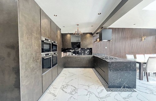 Luton House | Elegant family home, 2x jacuzzi corner bath…