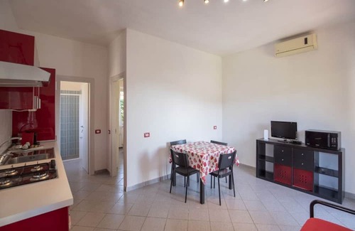 Lacona Apartment | On the ground floor and with an equipped veranda, it consists of a small living room with kitchen co