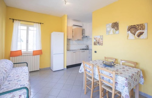 Lacona Apartment | On the first floor and with an equipped terrace, it consists of a small living room with kitchen cor