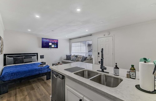 Hyde Park Apartment | 1BD Luxe Stay, Comfy Beds, Near downtown