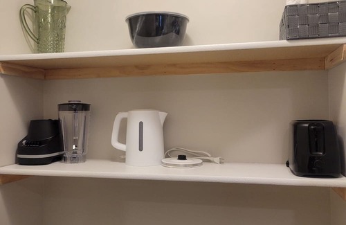 Valley Center House | King beds, Wi-Fi, In-unit laundry, private garage for short & long-term stays