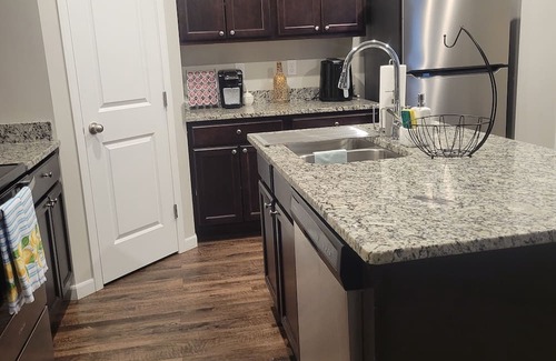 Valley Center House | King beds, Wi-Fi, In-unit laundry, private garage for short & long-term stays