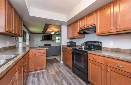 Versailles House | Woodford Stables/Walk to Eckert's Orchard