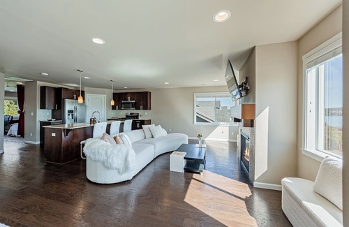 Bryn Mawr-Skyway House | White Serenity w/Water View: Spacious 5BR/3BA by Seattle/Renton/Seatac
