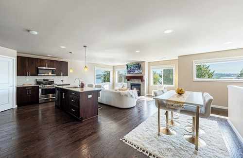 Bryn Mawr-Skyway House | White Serenity w/Water View: Spacious 5BR/3BA by Seattle/Renton/Seatac