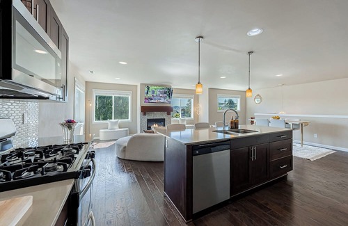 Bryn Mawr-Skyway House | White Serenity w/Water View: Spacious 5BR/3BA by Seattle/Renton/Seatac