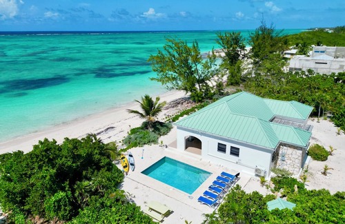 Whitby Cottage | Charming 2 bedroom beachfront cottage on Whitby beach on enchanting North Caicos