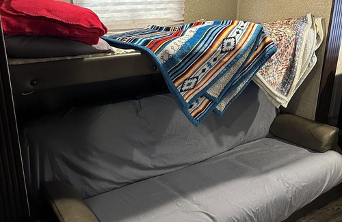 Mountain View RV Rental | 2 Bedroom Camper in the Folk Music Capital-Pet Friendly-Close to Golf Course