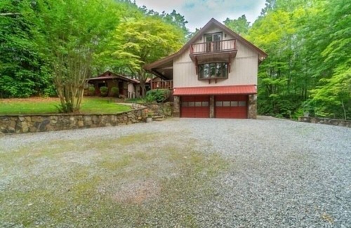 Sautee Nacoochee Ski Chalet | ALPINE ESCAPE CHALET! WITH POOL TABLE AND SPACIOUS ROOMS FOR ENTERTAINING