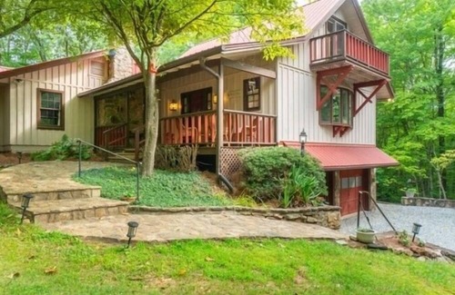 Sautee Nacoochee Ski Chalet | ALPINE ESCAPE CHALET! WITH POOL TABLE AND SPACIOUS ROOMS FOR ENTERTAINING