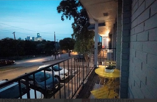 Riverside Apartment | Modern Studio Retreat Near DT Austin!